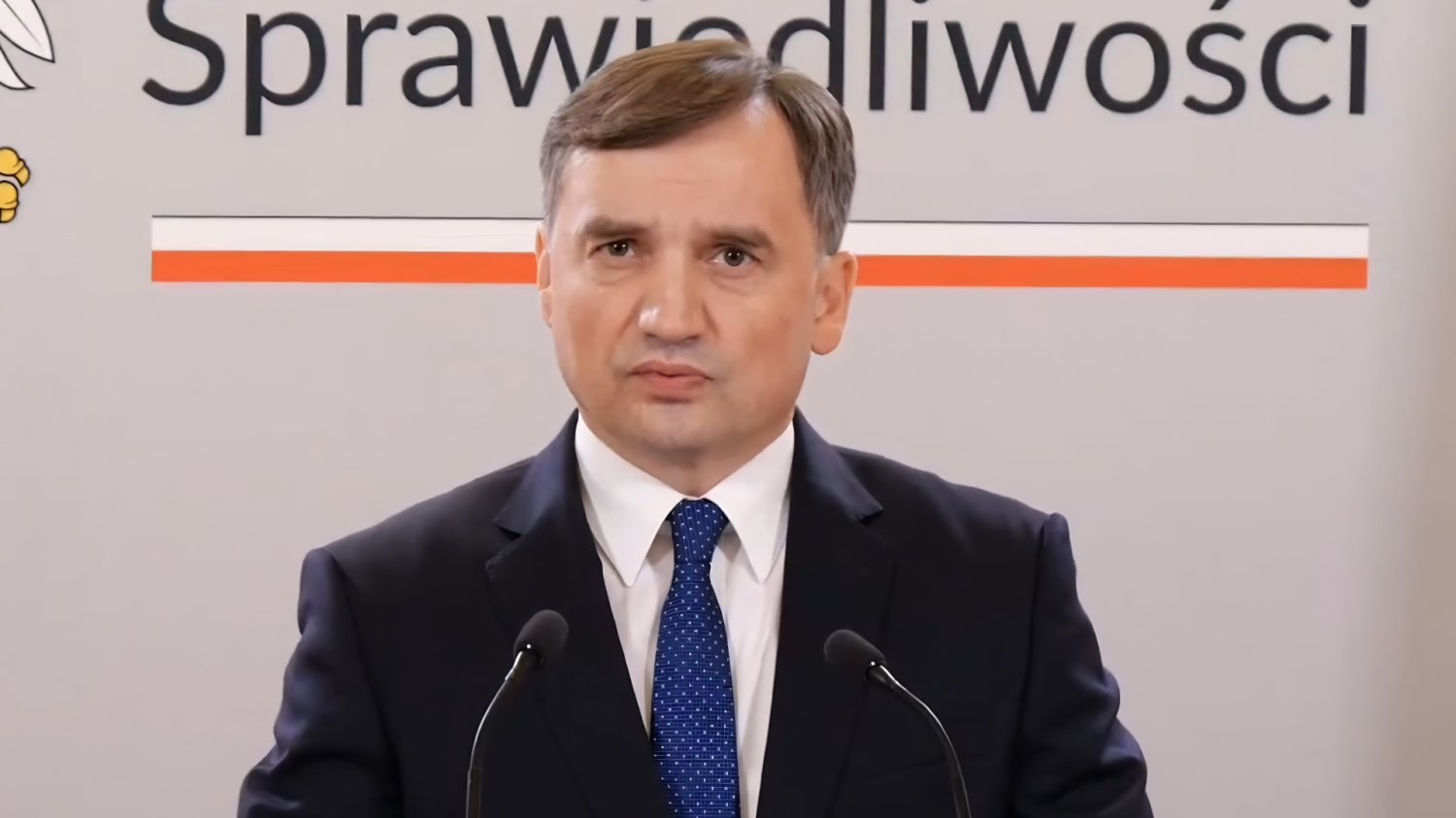 Ziobro się wścieknie. Jest ostateczny wyrok w sprawie lekarzy jego ojca Zbigniew Ziobro na tle napisu "Sprawiedliwości"