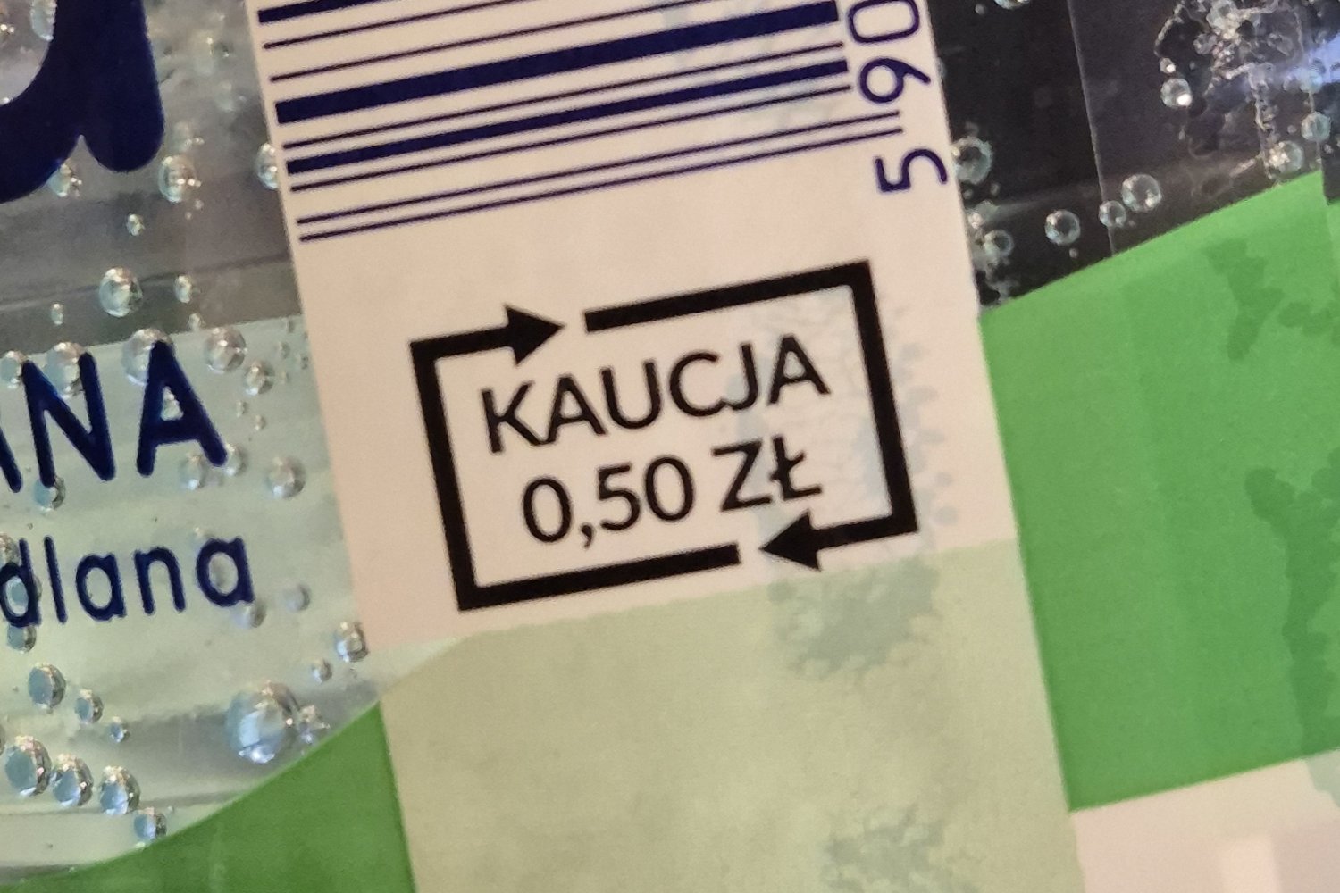 Zbliżenie na butelkę wody z symbolem systemu kaucyjnego