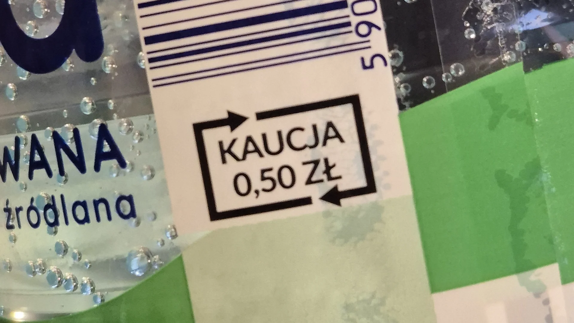 System kaucyjny 2026. Jak Polacy omijają kaucję? Zbliżenie na butelkę wody z symbolem systemu kaucyjnego