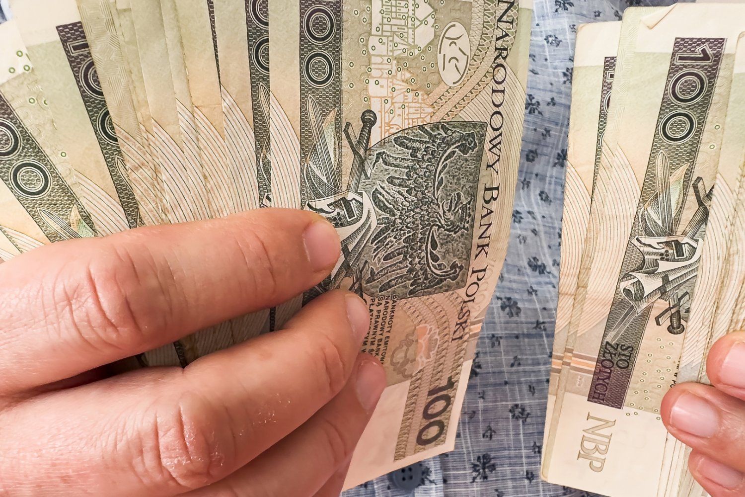 Zbliżenie na dłonie mężczyzny liczącego pieniądze