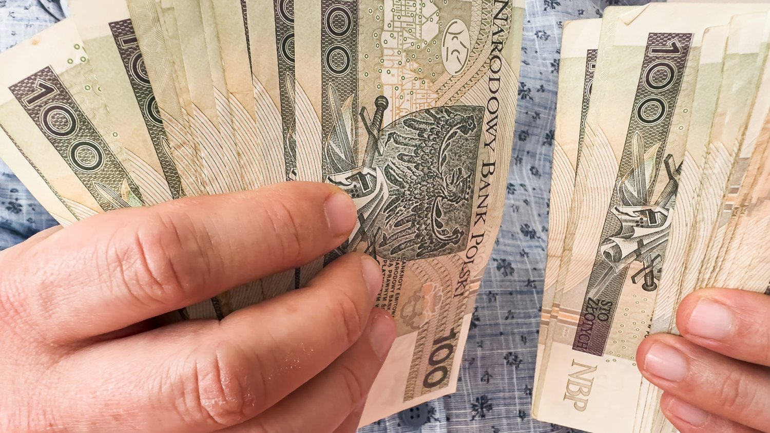Zbliżenie na dłonie mężczyzny liczącego pieniądze