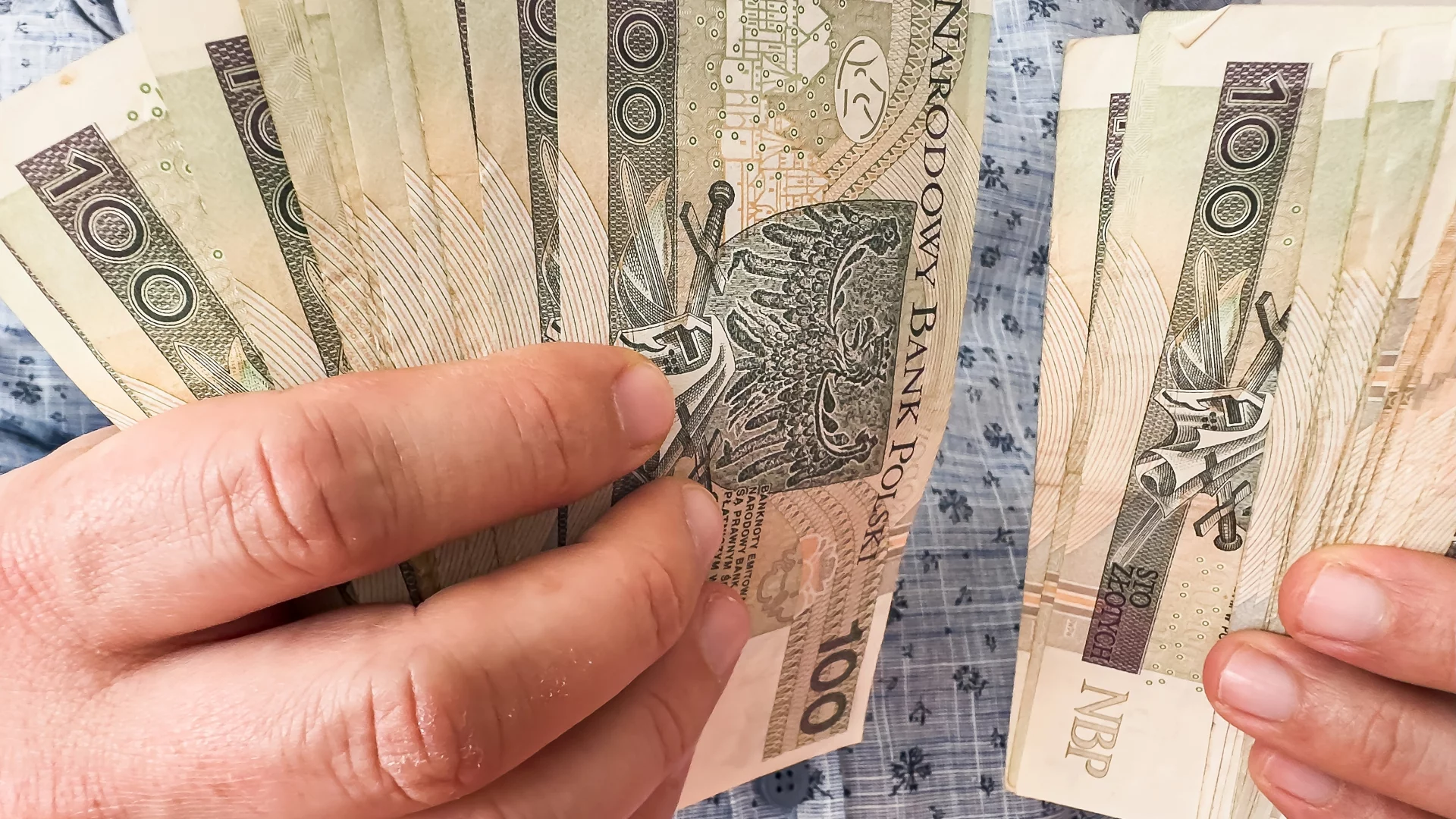 Zbliżenie na dłonie mężczyzny liczącego pieniądze