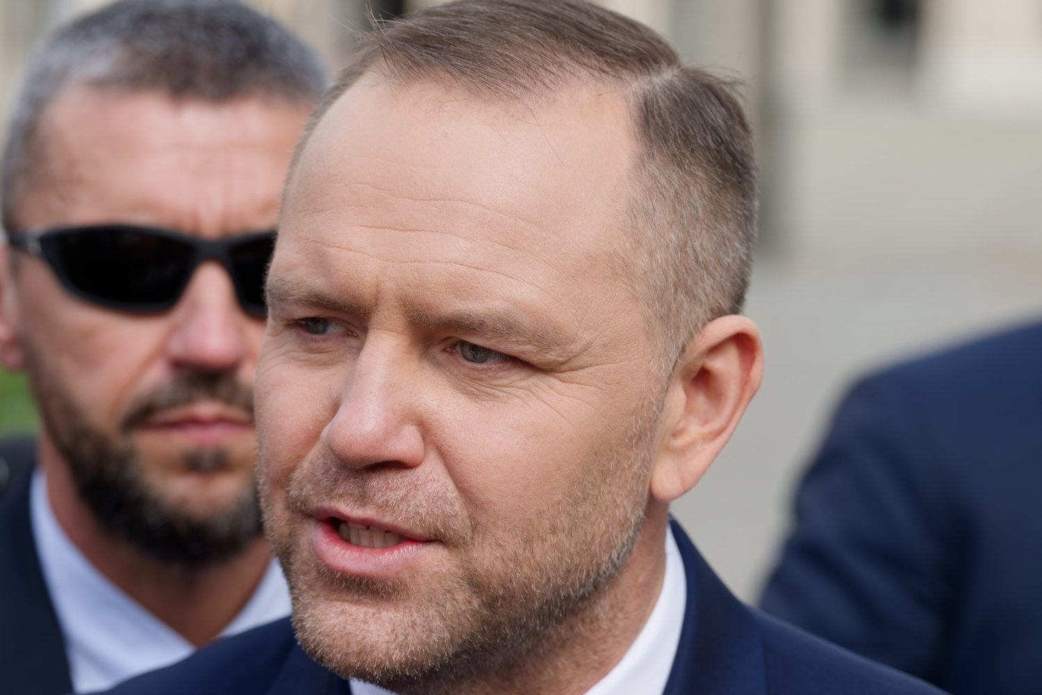 Zbliżenie na twarz mężczyzny w garniturze