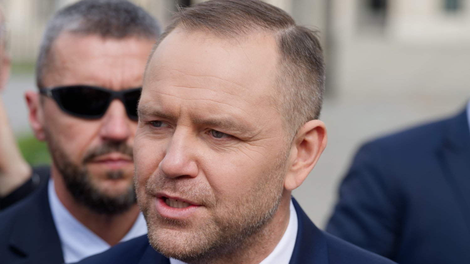 Konferencja Odbudowy Ukrainy w Gdansku. Karol Nawrocki nie dostał zaproszenia Zbliżenie na twarz mężczyzny w garniturze