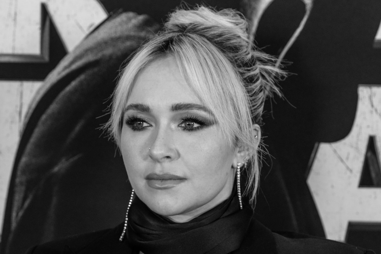 Zdjęcie amerykańskiej aktorki Hayden Panettiere pozującej podczas oficjalnego wydarzenia.