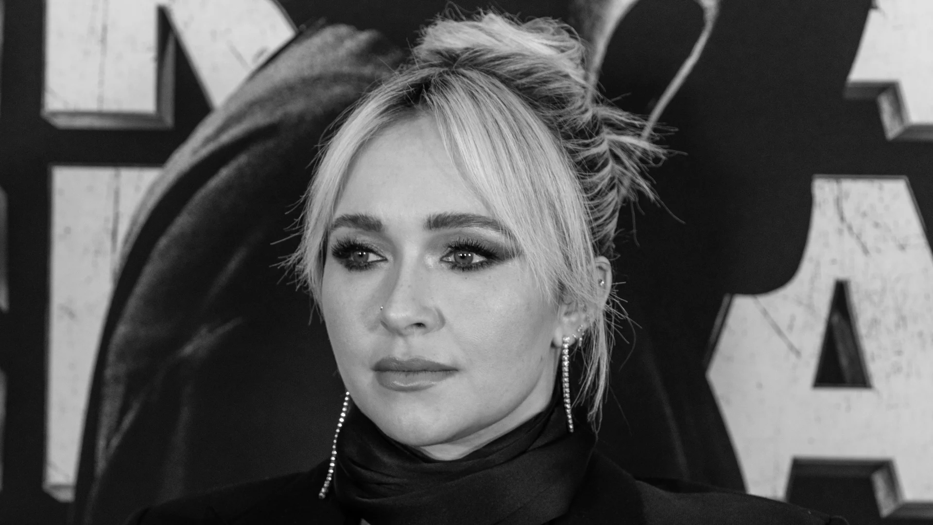 Zdjęcie amerykańskiej aktorki Hayden Panettiere pozującej podczas oficjalnego wydarzenia.