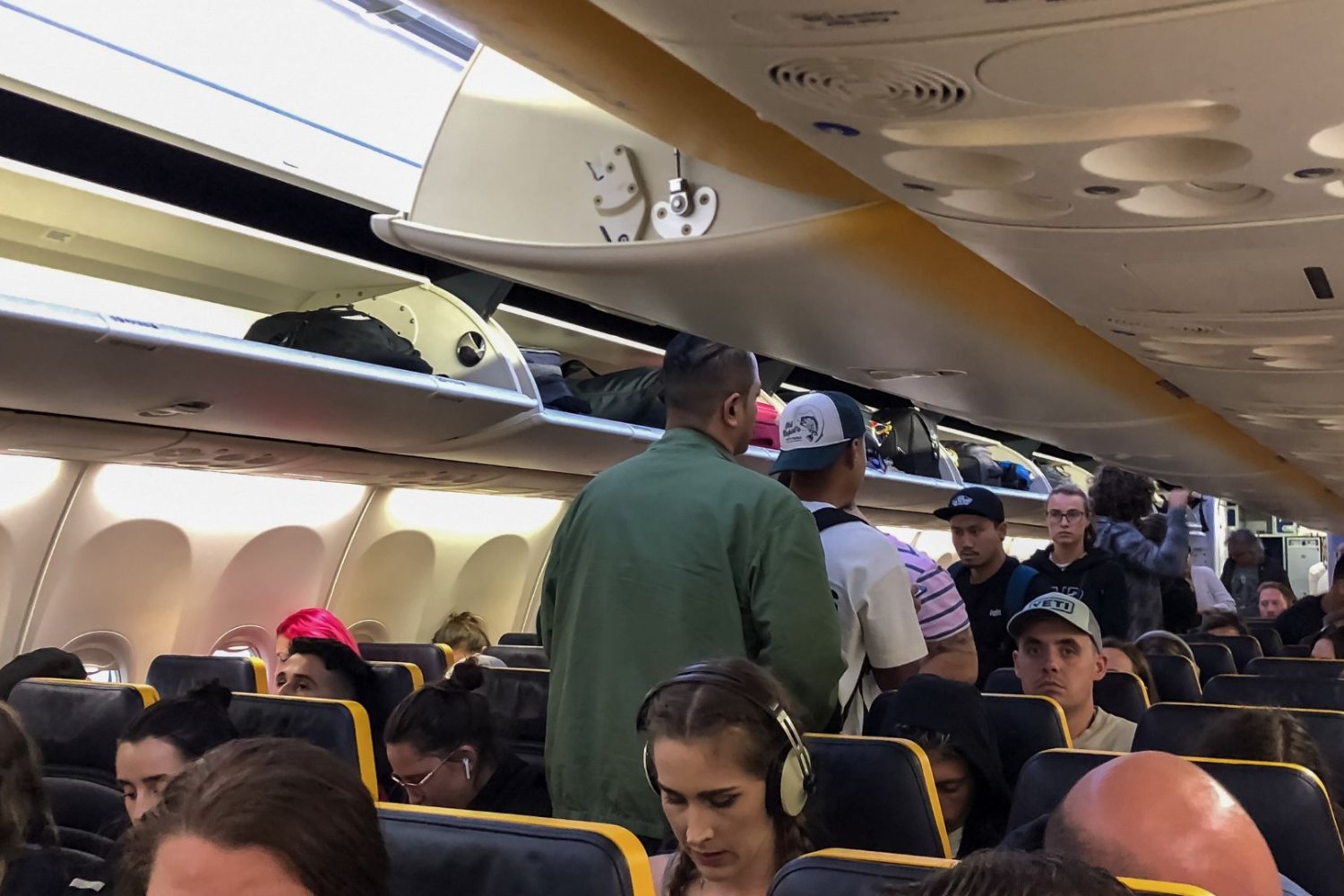 Zdjęcie z pokładu United Airlines poruszyło sieć. Tysiące matek pisze to samo Pasażerowie na pokładzie samolotu