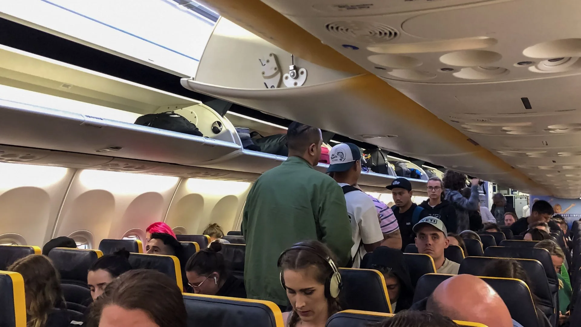 Zdjęcie z pokładu United Airlines poruszyło sieć. Tysiące matek pisze to samo Pasażerowie na pokładzie samolotu