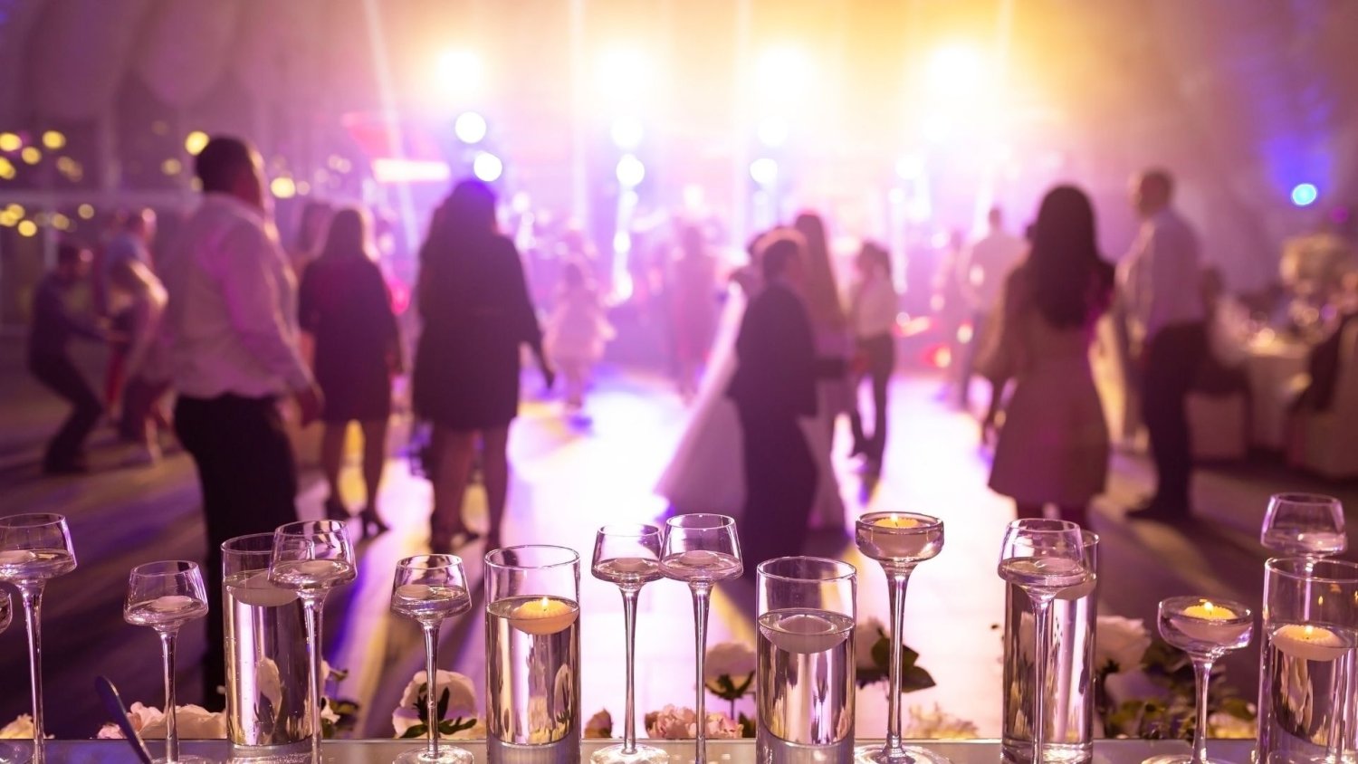 W Polsce wesele bez alkoholu to wciąż problem. "Zwykłe skąpstwo", "Goście pili w autach"