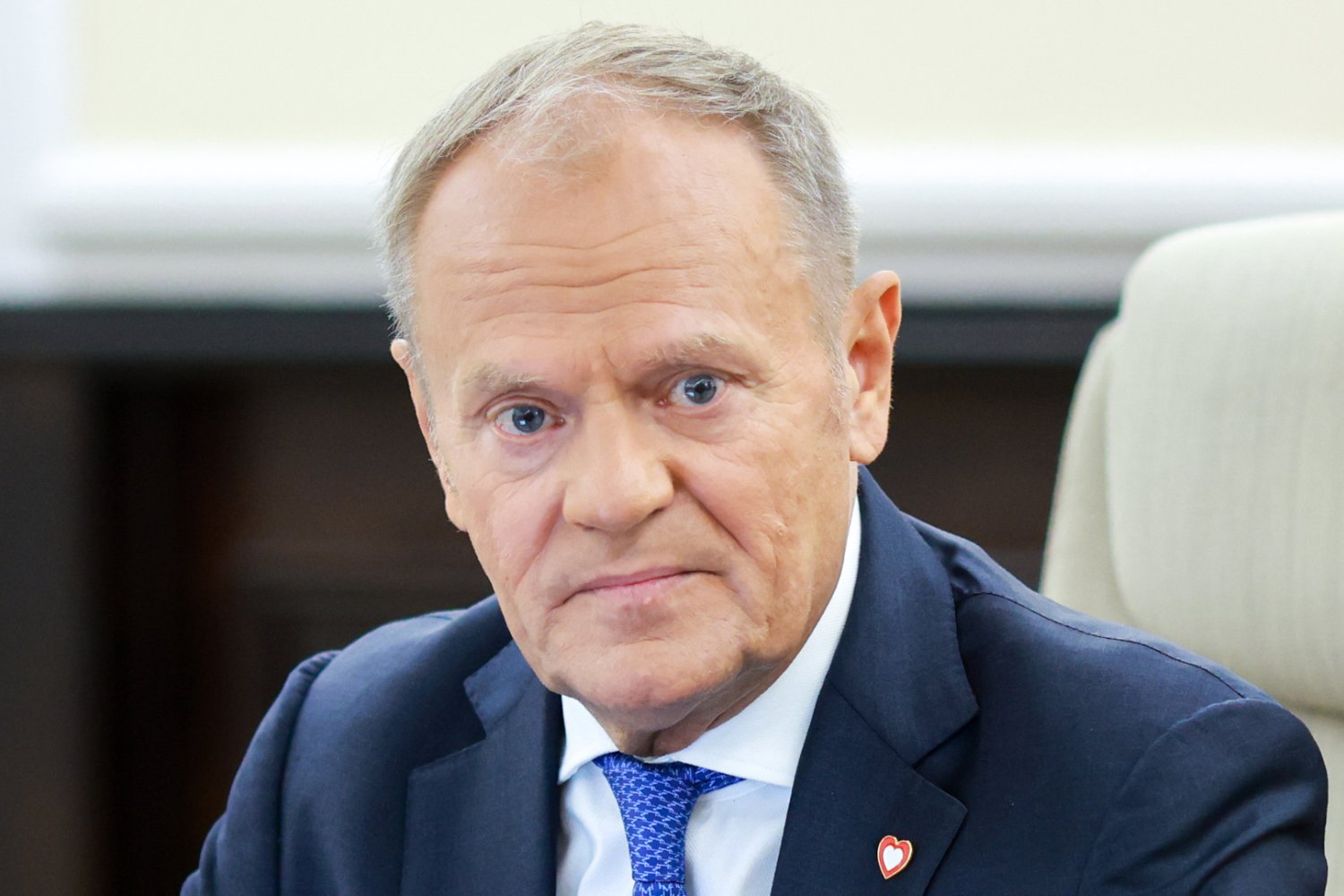 Zmartwiony Donald Tusk w czasie posiedzenia rządu