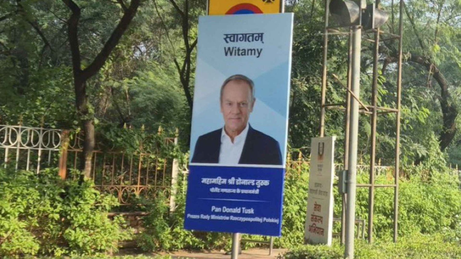 Tusk wrócił do Indii po 16 latach i ogłasza ofensywę. Przywitali go jak prezydenta Znak drogowy z wizerunkiem Donalda Tuska