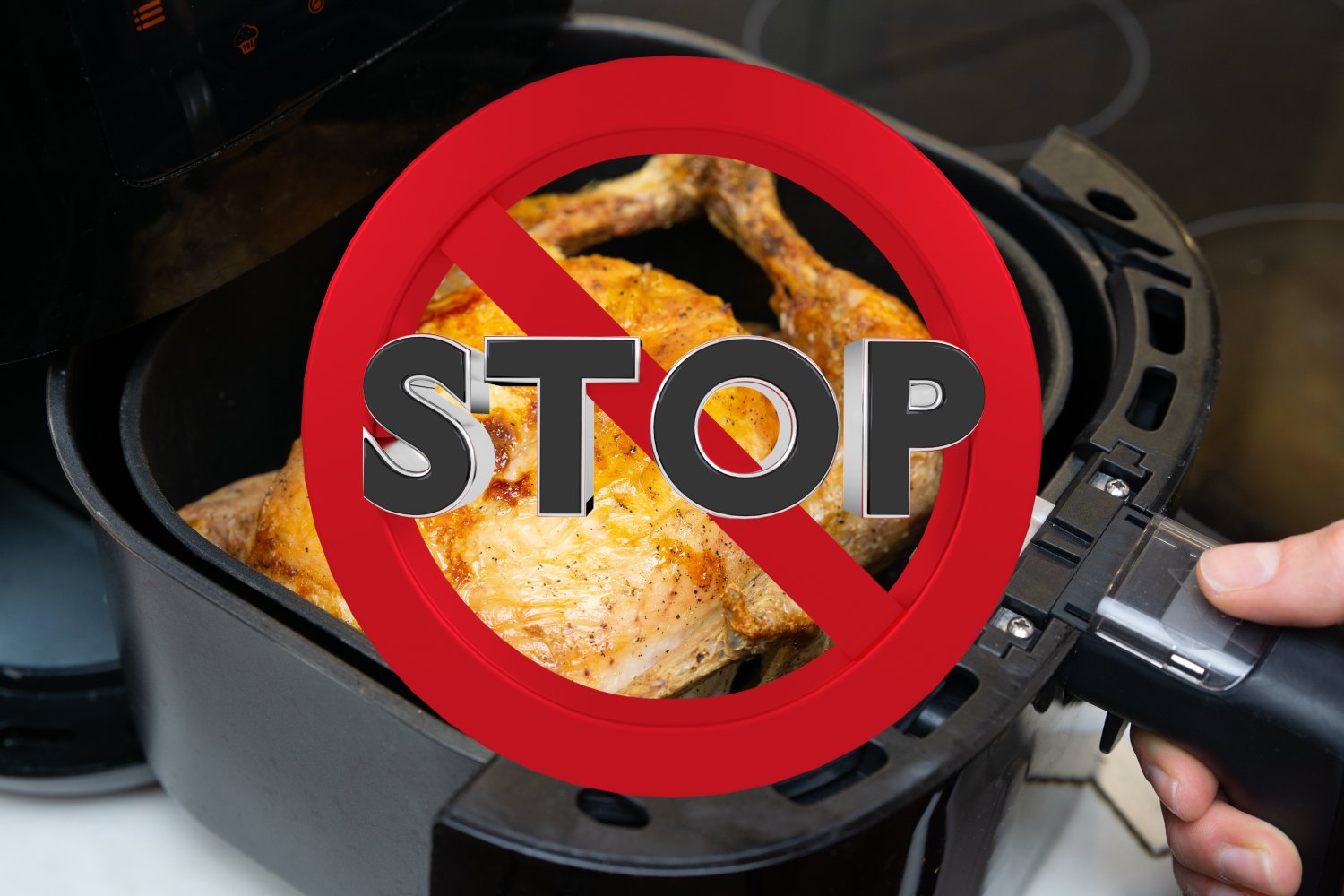 Znak "STOP" na kurczaku w air fryerze symbolizujący zakazane rzeczy