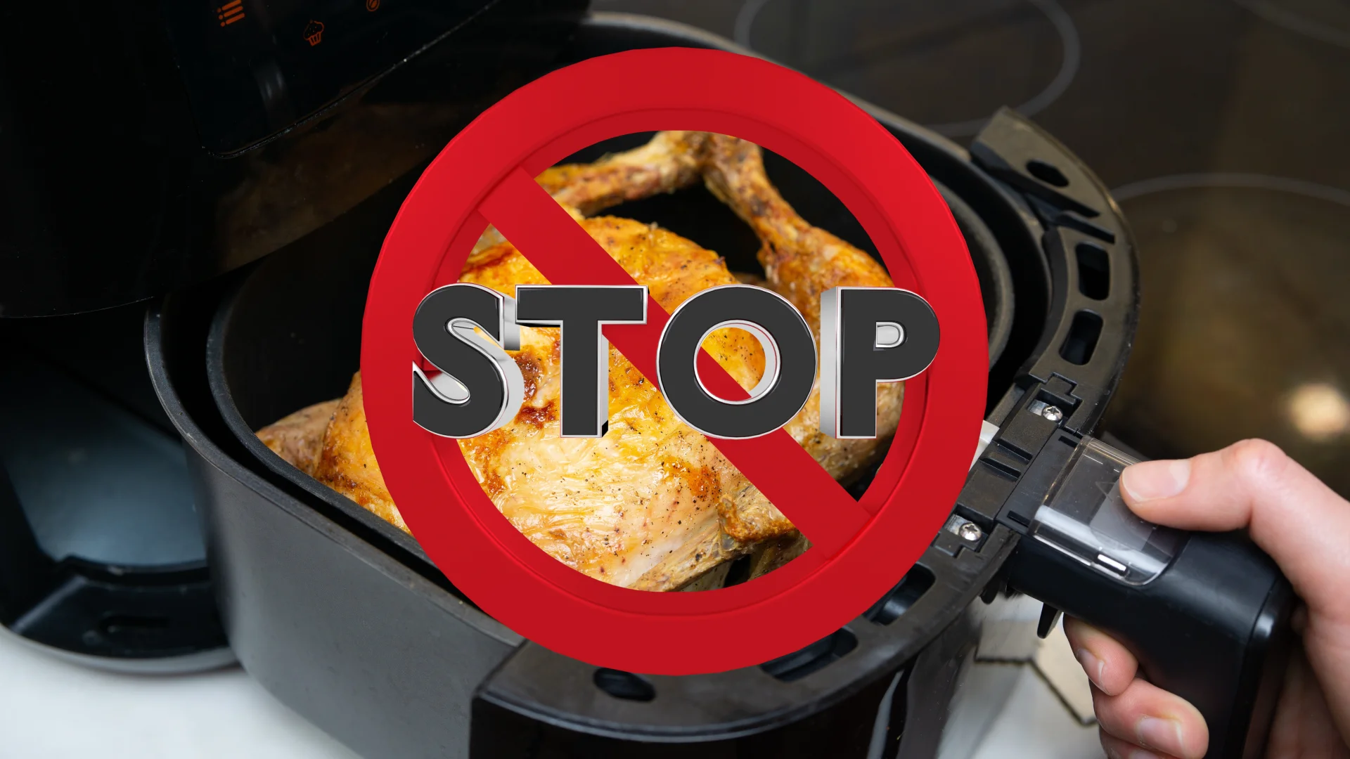 Znak "STOP" na kurczaku w air fryerze symbolizujący zakazane rzeczy