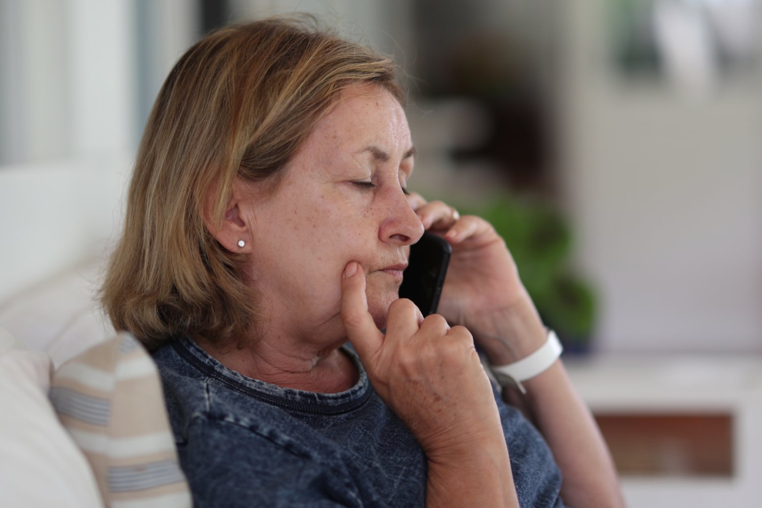 Znudzona kobieta rozmawiająca przez telefon