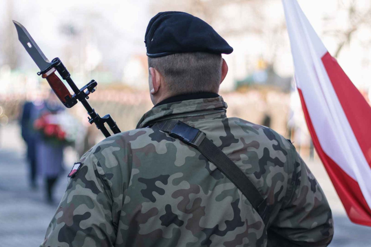 245 tys. osób w zainteresowaniu armii. Do części kobiet też przyjdzie wezwanie żołnierz z karabinem z bagnetem, flaga polski