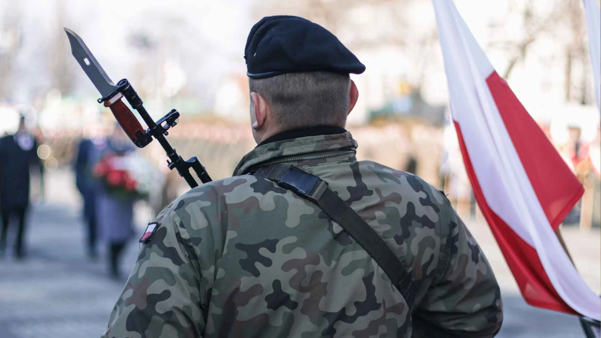 żołnierz z karabinem z bagnetem, flaga polski