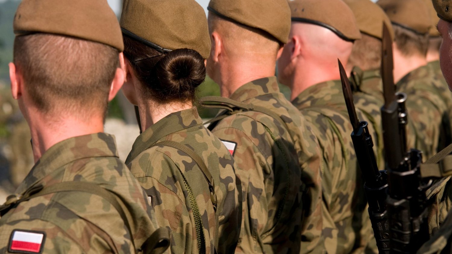 Żołnierze będą teraz biec do paczkomatów. Odbiorą tam swój... mundur Żołnierze, mundur