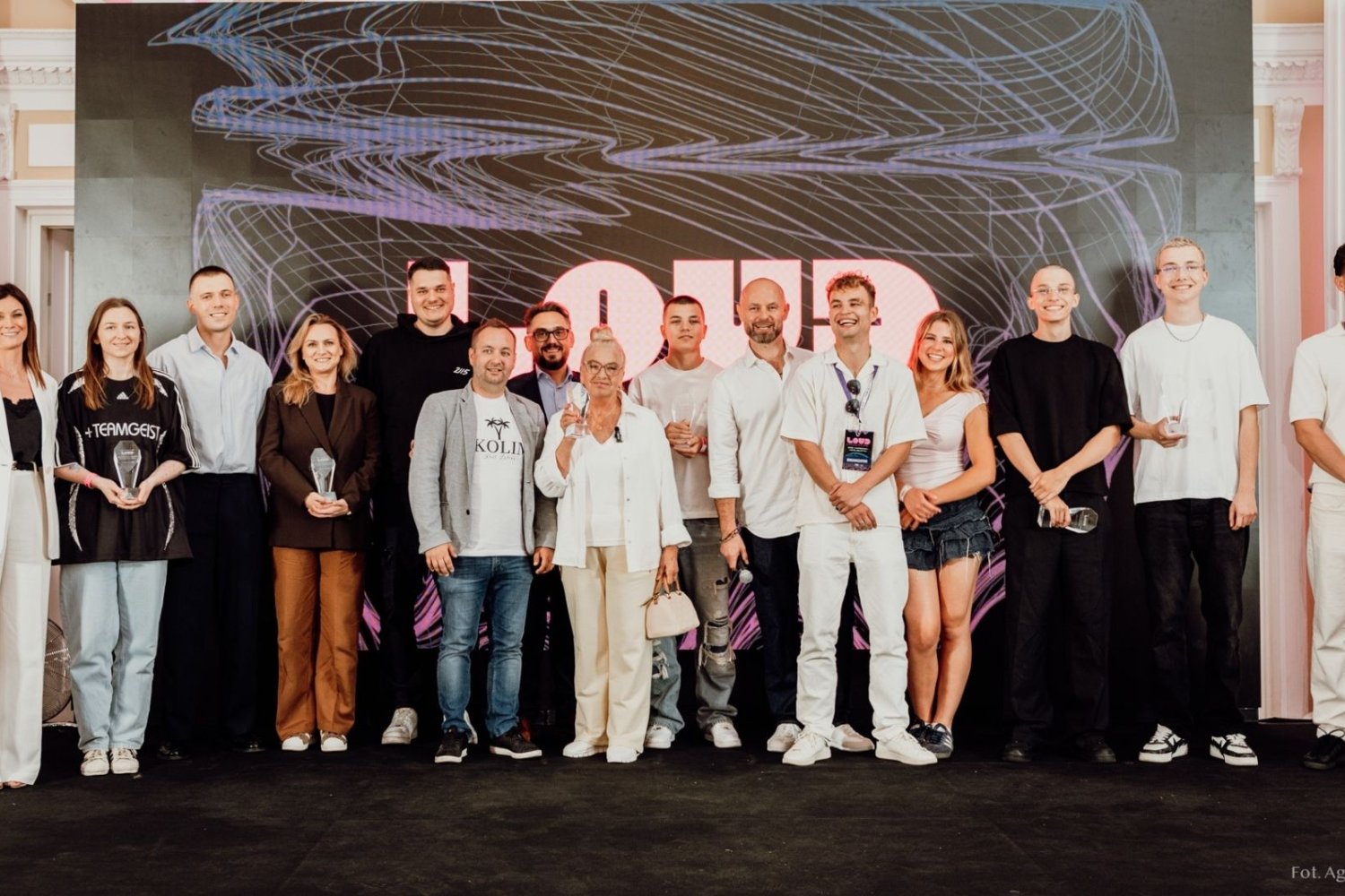 Zwycięzcy LOUD congress na scenie podczas wydarzenia Zwycięzcy LOUD congress na scenie podczas wydarzenia