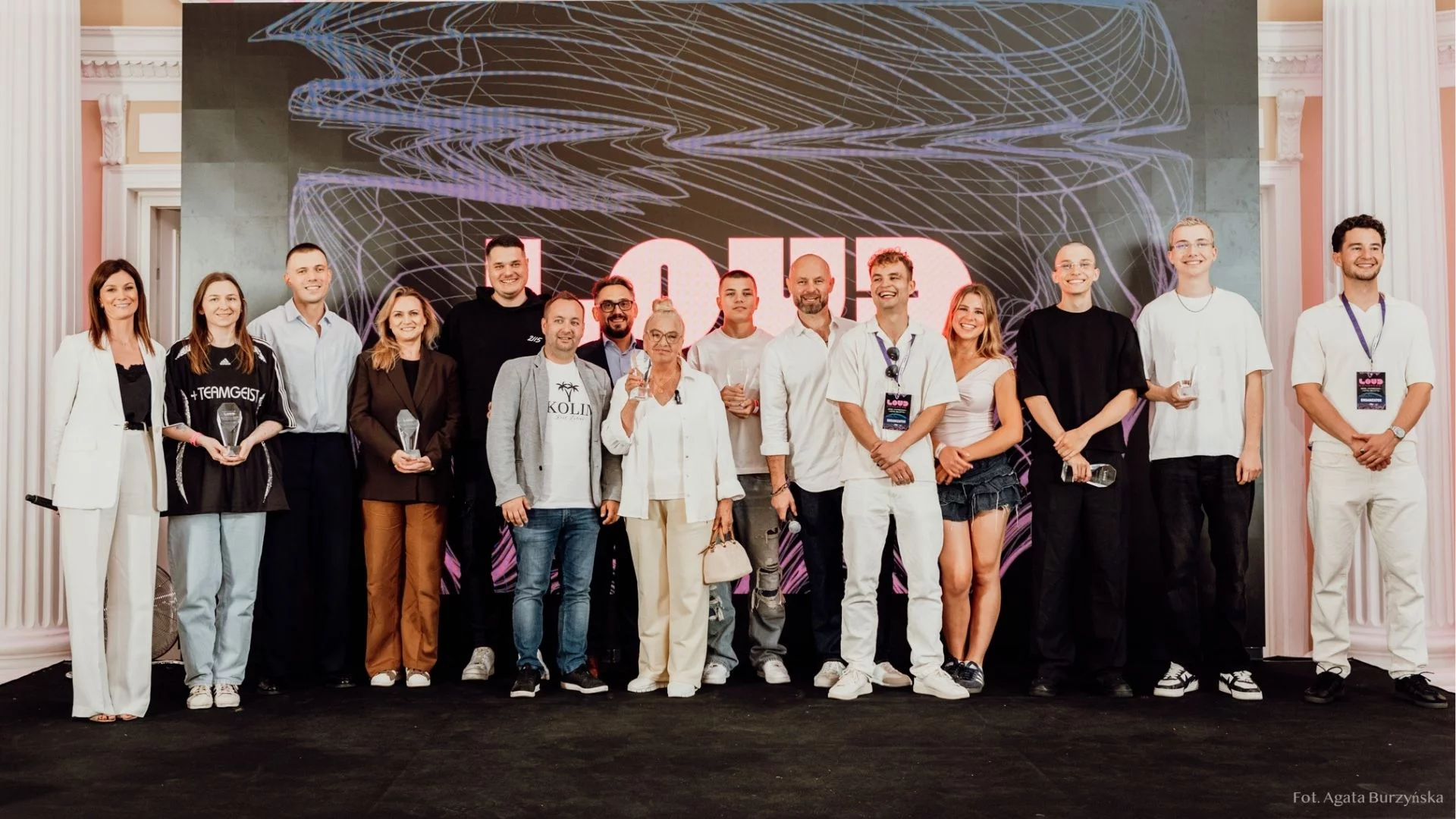Zwycięzcy LOUD congress na scenie podczas wydarzenia Zwycięzcy LOUD congress na scenie podczas wydarzenia